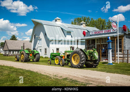 Une ferme grange et station Esso au Pembina Threshermen's Museum, à Winkler, au Manitoba, Canada. Banque D'Images