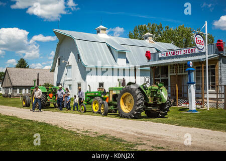 Une ferme grange et station Esso au Pembina Threshermen's Museum, à Winkler, au Manitoba, Canada. Banque D'Images