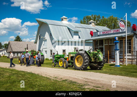 Une ferme grange et station Esso au Pembina Threshermen's Museum, à Winkler, au Manitoba, Canada. Banque D'Images