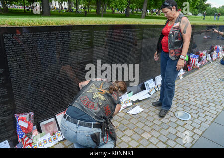 Les visiteurs regarder les noms et les objets laissés à la Vietnam Veterans Memorial wall, 25 mai 2014, Washington DC. Banque D'Images