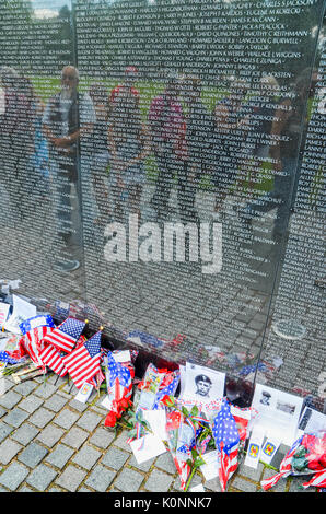 Les visiteurs se retrouvent dans le mur de la Vietnam Veterans Memorial, le week-end du Memorial Day, 2014, Washington DC. Banque D'Images
