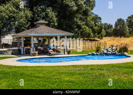 Gloriette et piscine en cour arrière de Ranch Banque D'Images