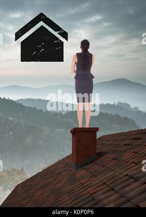 Digital composite de Businesswoman sur le toit à l'icône à la maison Banque D'Images