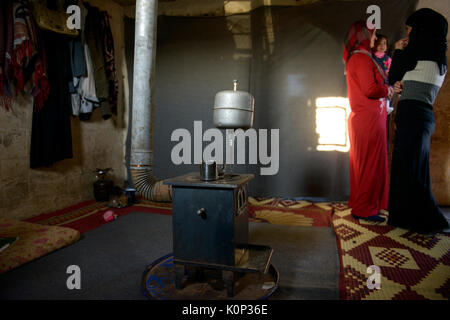 Liban Deir el Ahmad, un village chrétien maronite à Bekaa Valley, camp de réfugiés syriens au Liban / Deir el Ahmad, ein christlich maronitisches Dorf in der Ebene Bekaa, Camp fuer syrische Huette, Fluechtlinge von Soumaya Alkhatib, hier lebt der Junge Ahmad, er ist mit Familie aus Homs geflohen senneur Banque D'Images