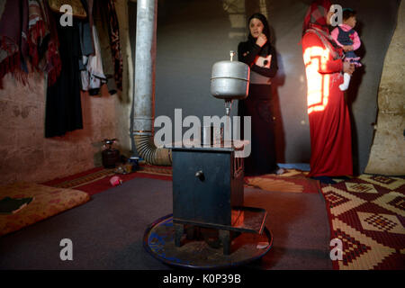 Liban Deir el Ahmad, un village chrétien maronite à Bekaa Valley, camp de réfugiés syriens au Liban / Deir el Ahmad, ein christlich maronitisches Dorf in der Ebene Bekaa, Camp fuer syrische Huette, Fluechtlinge von Soumaya Alkhatib, hier lebt der Junge Ahmad, er ist mit Familie aus Homs geflohen senneur Banque D'Images