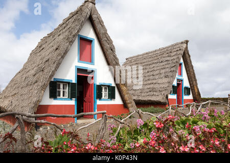 Vieux Madère traditionnelles abris célèbre pour le triangle caractéristique des toits de chaume à Santana, de Madère au Portugal. Banque D'Images