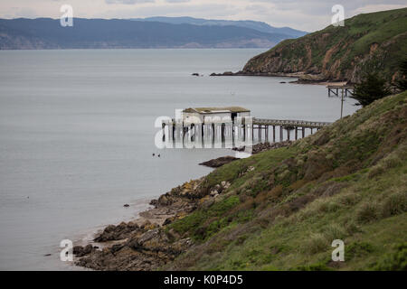 Bateau de pêche et de transformation dock faire provient de côte sauvage à marée basse Banque D'Images