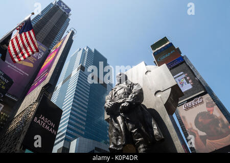 Père Duffy Statue dans Times Square, NYC Banque D'Images