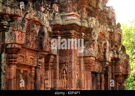 Sur la sculpture antique ruine temple hindou, Banteay Srei, Siam Reap, Cambodge Banque D'Images