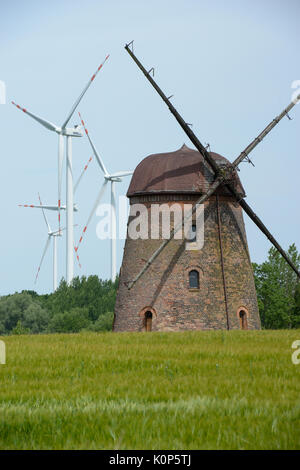 La Pologne, occidentale, nouvelle éolienne Vestas et l'ancien moulin à vent / POLEN, Pommern, Vestas Windkraftanlagen und alte Windmuehle Banque D'Images