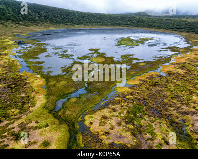 Vue aérienne de la caldeira branca lake sur l'île de flores aux Açores. Banque D'Images