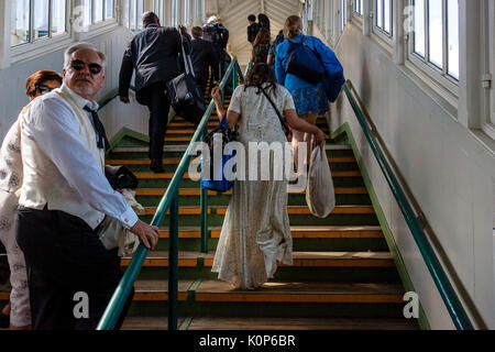 Les amateurs d'opéra arrivent à la gare de Lewes En route pour l'opéra de Glyndebourne, Lewes, dans le Sussex, UK Banque D'Images