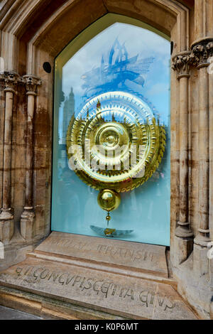 Le Corpus à l'extérieur de l'horloge Taylor Bibliothèque au Corpus Christi College de l'Université de Kings College de réflexion dans le verre, Cambridge, Royaume-Uni Banque D'Images