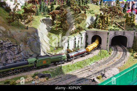 Modèle électrique sur train train miniature voie allant à travers le tunnel de montagne Banque D'Images