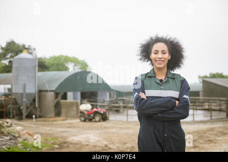 Portrait of woman standing in field Banque D'Images
