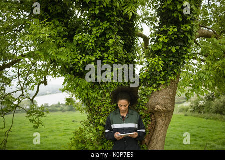 Female farmer in field Banque D'Images