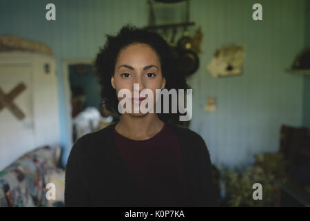 Portrait de femme à la maison Banque D'Images