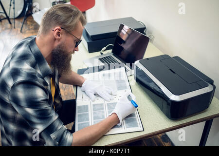 Photographe de la mise du dossier lorsque assis à table en studio Banque D'Images