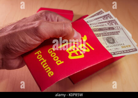 L'enveloppe rouge ou hong bao est utilisé pour donner de l'argent pendant le Nouvel An chinois en Chine et Taiwan Banque D'Images