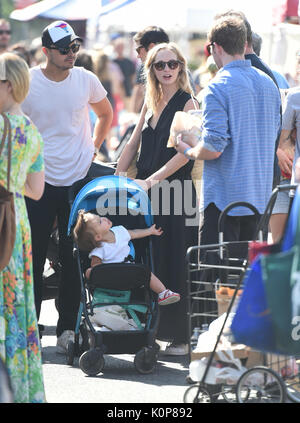 Candice accola le roi va au marché de fermiers avec sa famille comprend : Candice Accola Roi Où : Los Angeles, California, United States Quand : 23 juillet 2017 Source : WENN.com Banque D'Images