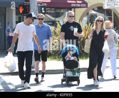 Candice accola le roi va au marché de fermiers avec sa famille comprend : Candice Accola Roi Où : Los Angeles, California, United States Quand : 23 juillet 2017 Source : WENN.com Banque D'Images