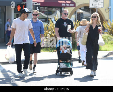 Candice accola le roi va au marché de fermiers avec sa famille comprend : Candice Accola Roi Où : Los Angeles, California, United States Quand : 23 juillet 2017 Source : WENN.com Banque D'Images