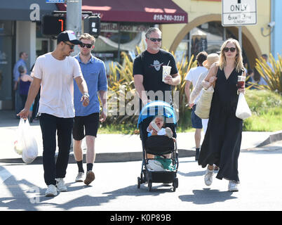 Candice accola le roi va au marché de fermiers avec sa famille comprend : Candice Accola Roi Où : Los Angeles, California, United States Quand : 23 juillet 2017 Source : WENN.com Banque D'Images