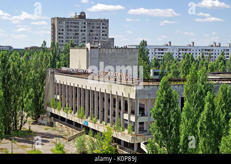 Tchernobyl, l'UKRAINE - 15 juillet 2007 : pâtés de maisons dans la ville fantôme de Pripyat Zone d'exclusion de Tchernobyl, l'Ukraine Banque D'Images