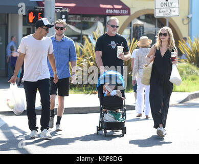 Candice accola le roi va au marché de fermiers avec sa famille comprend : Candice Accola Roi Où : Los Angeles, California, United States Quand : 23 juillet 2017 Source : WENN.com Banque D'Images