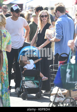 Candice accola le roi va au marché de fermiers avec sa famille comprend : Candice Accola Roi Où : Los Angeles, California, United States Quand : 23 juillet 2017 Source : WENN.com Banque D'Images