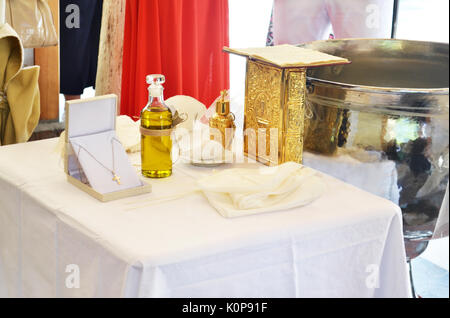 Décoration baptême orthodoxe grec - baptême de l'huile, du savon et croix en or Banque D'Images