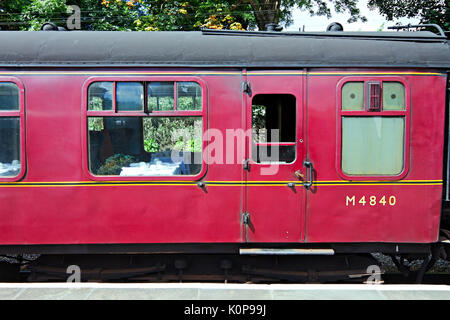 Wagons de train à vapeur à Ferme de la station sur le chemin de fer de la vallée de Keighley et Worth, West Yorkshire, Angleterre, Royaume-Uni. Banque D'Images