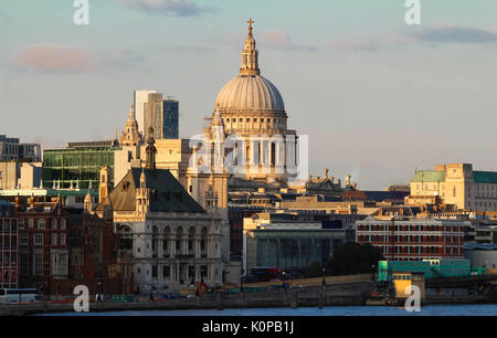 L'avis de Saint Paul's Cathedral au coucher du soleil, ville de Londres. Banque D'Images