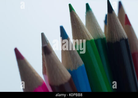 Close-up d'un groupe de crayons multicolores sur fond blanc Banque D'Images