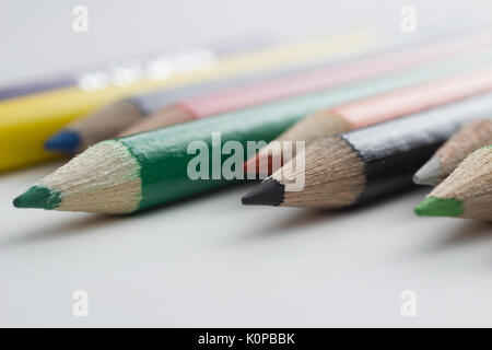 Close-up d'un groupe de crayons multicolores sur fond blanc Banque D'Images
