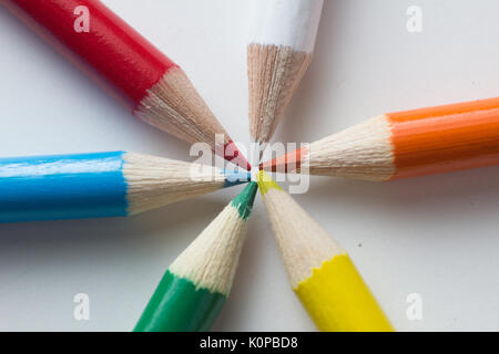 Close-up d'un groupe de crayons multicolores sur fond blanc Banque D'Images