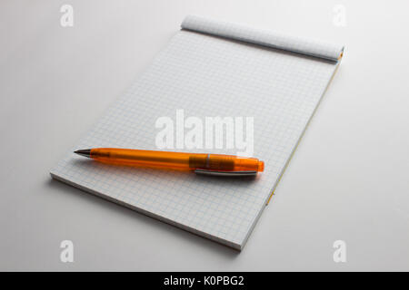 Le bloc-notes avec un stylo vide Banque D'Images