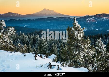 Coucher de soleil sur les montagnes Cascade le long de la Pacific Crest National Scenic Trail, au Monument National Siskiyou Cascade près de Ashland, Oregon. Banque D'Images