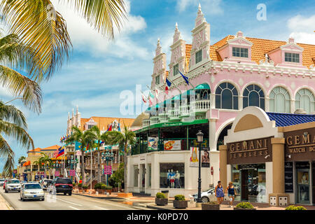 ORANJESTAD, Aruba - Juillet 25, 2017 : Lloyd G. Smith Boulevard sur une journée d'été. Banque D'Images