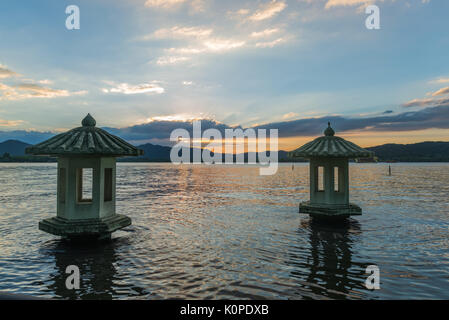 Dans le lac pagode, Hangzhou, lanternes en pierre, Chine nuages crépuscules du soir Banque D'Images