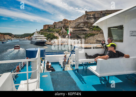 Mme Ichnusa, ferry-boat au départ pour Santa Teresa di Gallura, Sardaigne, de la borne ci-dessous Citadelle Forteresse à Bonifacio, Corse, France Banque D'Images