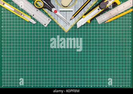 Tapis de coupe vert sur 24 avec l'école ou les fournitures de bureau et d'outils Banque D'Images