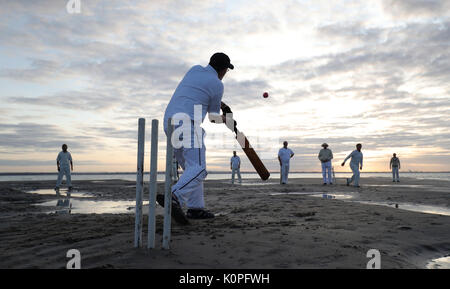 Au cours de l'action de match de cricket Brambles annuel entre le sud du Royal Yacht Club et le Club de voile de l'île, qui prend place sur le banc de sable de mûre Bank au milieu du Solent sur la marée basse. Banque D'Images