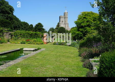 Une vue sur les jardins clos à Goodnestone Park Banque D'Images