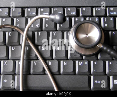 Stéthoscope médical sur le dessus de l'ordinateur portable Clavier d'ordinateur. Illustration de la technologie et de la santé, de l'informatique, la bio-informatique et des ordinateurs en clinique Banque D'Images