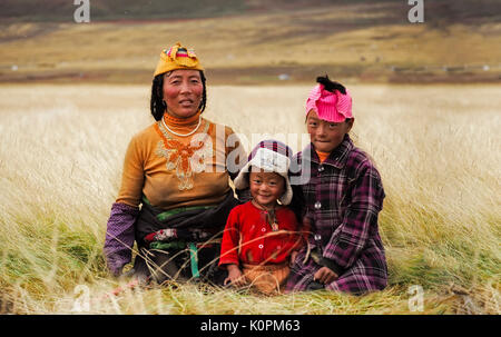 Une famille de nomades tibétains sur les prairies du plateau tibétain Banque D'Images