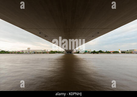 Le dessous du Pont Rama VIII à travers le fleuve Choa Phraya, Bangkok, Thaïlande. Banque D'Images