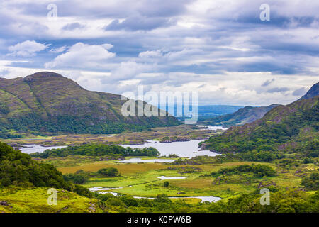 Ladies View est un un panorama sur la N71 partie de l'Anneau du Kerry, dans le Parc National de Killarney, Irlande. Apparemment, le nom provient de l'un Banque D'Images