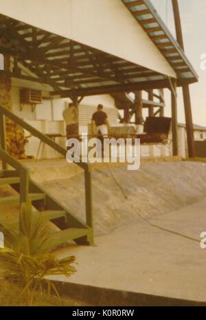 Deux soldats, les membres de la 101st Airborne Division, faire cuire dans des barbecues de fortune, créé à partir de barils, Camp Eagle, Vietnam, 1964. Banque D'Images