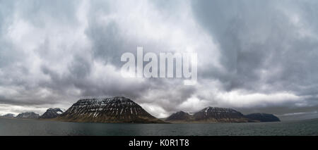 Plus de nuages spectaculaires de Flateyri Onundarfjordur, Islande Banque D'Images